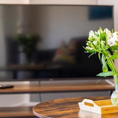 Central Serviced Apartments - 2 Bedroom - Free Street Parking - Fast Wifi - Smart Tvs In All Rooms - Ground Level - Family Neighbourhood - 3 X Double Beds - Heating 24-7 - Trade Stays - Weekly & Monthly Offers Νταντί Εξωτερικό φωτογραφία