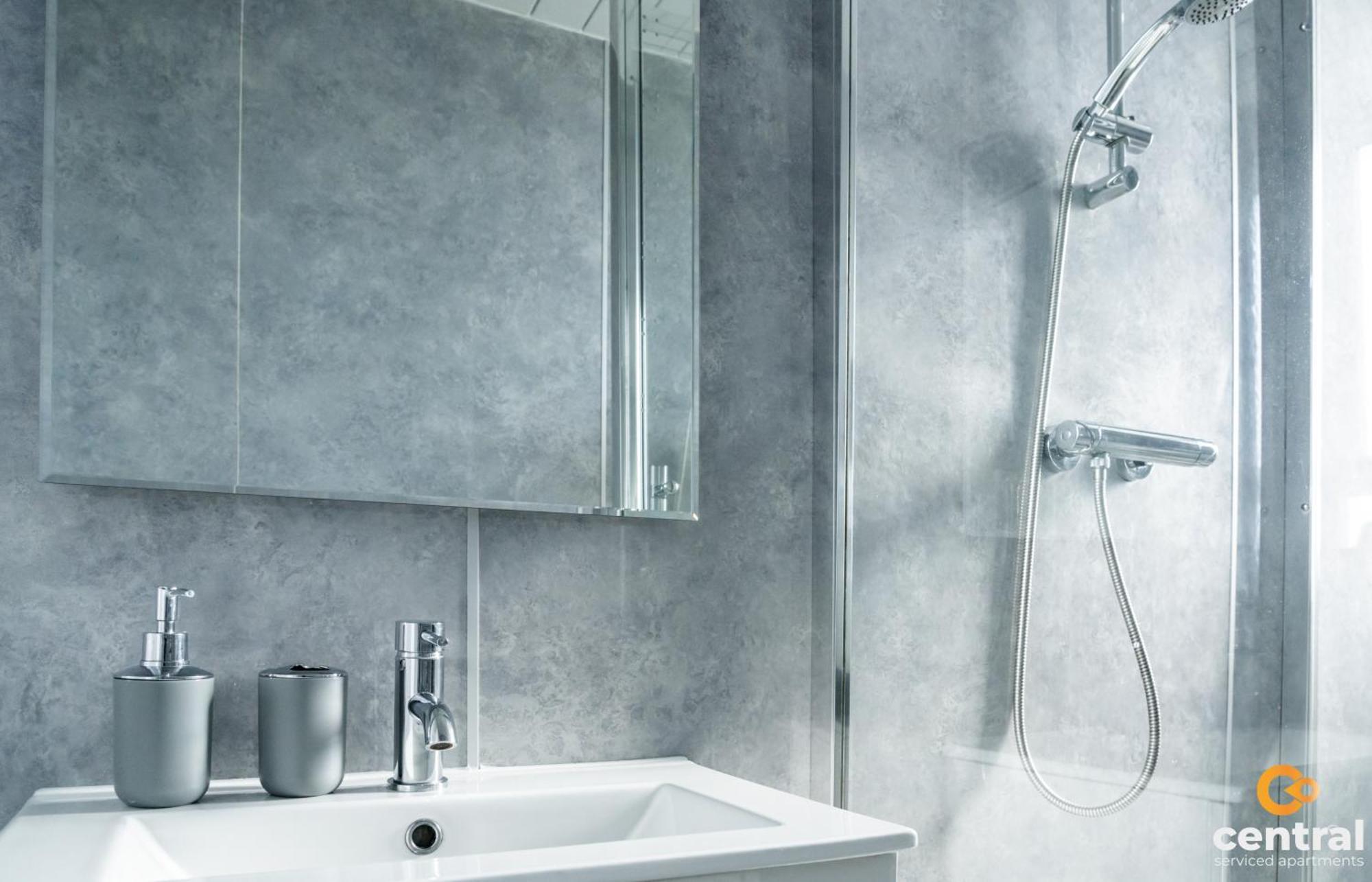 Central Serviced Apartments - 2 Bedroom - Free Street Parking - Fast Wifi - Smart Tvs In All Rooms - Ground Level - Family Neighbourhood - 3 X Double Beds - Heating 24-7 - Trade Stays - Weekly & Monthly Offers Νταντί Εξωτερικό φωτογραφία