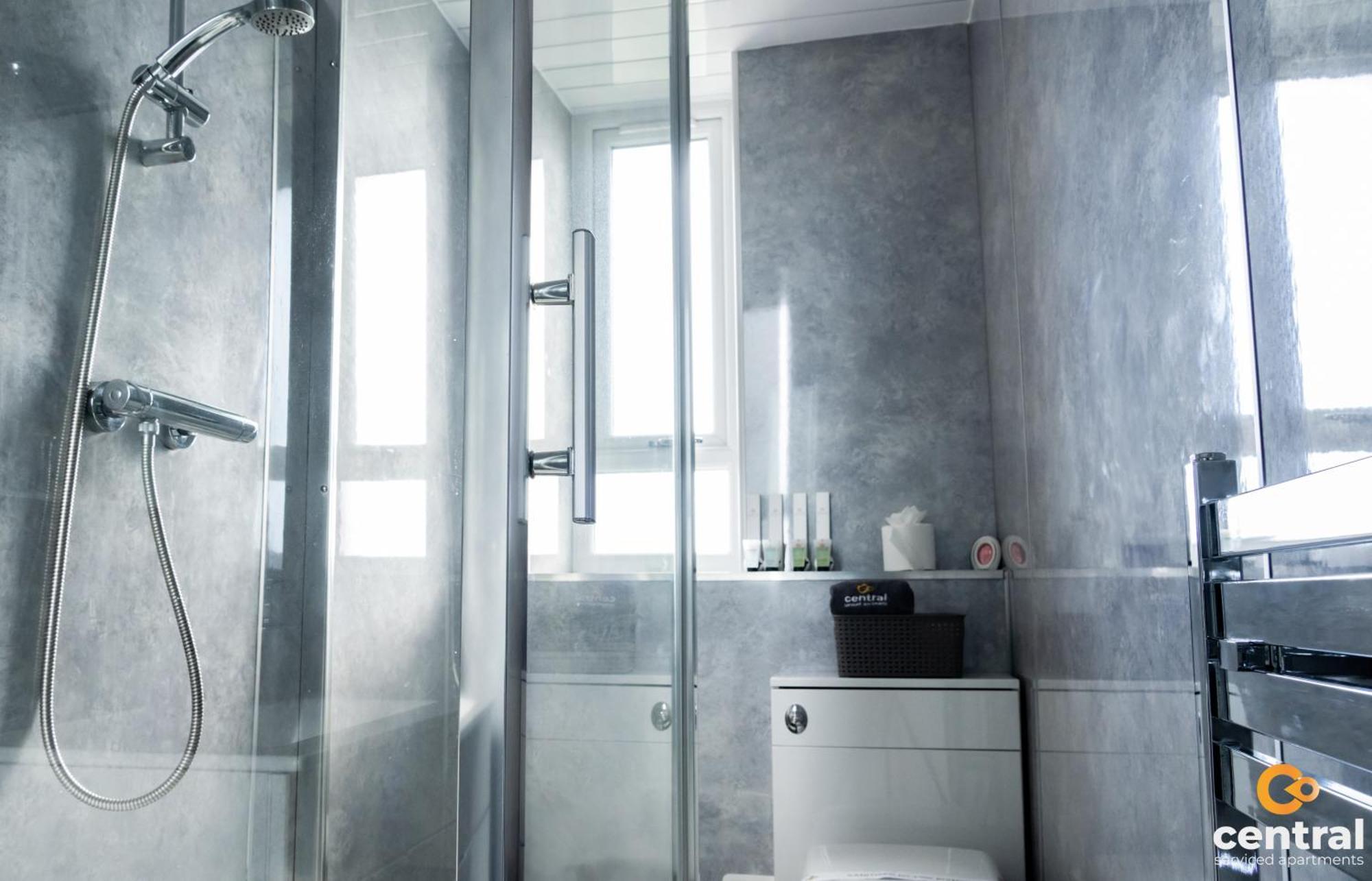 Central Serviced Apartments - 2 Bedroom - Free Street Parking - Fast Wifi - Smart Tvs In All Rooms - Ground Level - Family Neighbourhood - 3 X Double Beds - Heating 24-7 - Trade Stays - Weekly & Monthly Offers Νταντί Εξωτερικό φωτογραφία