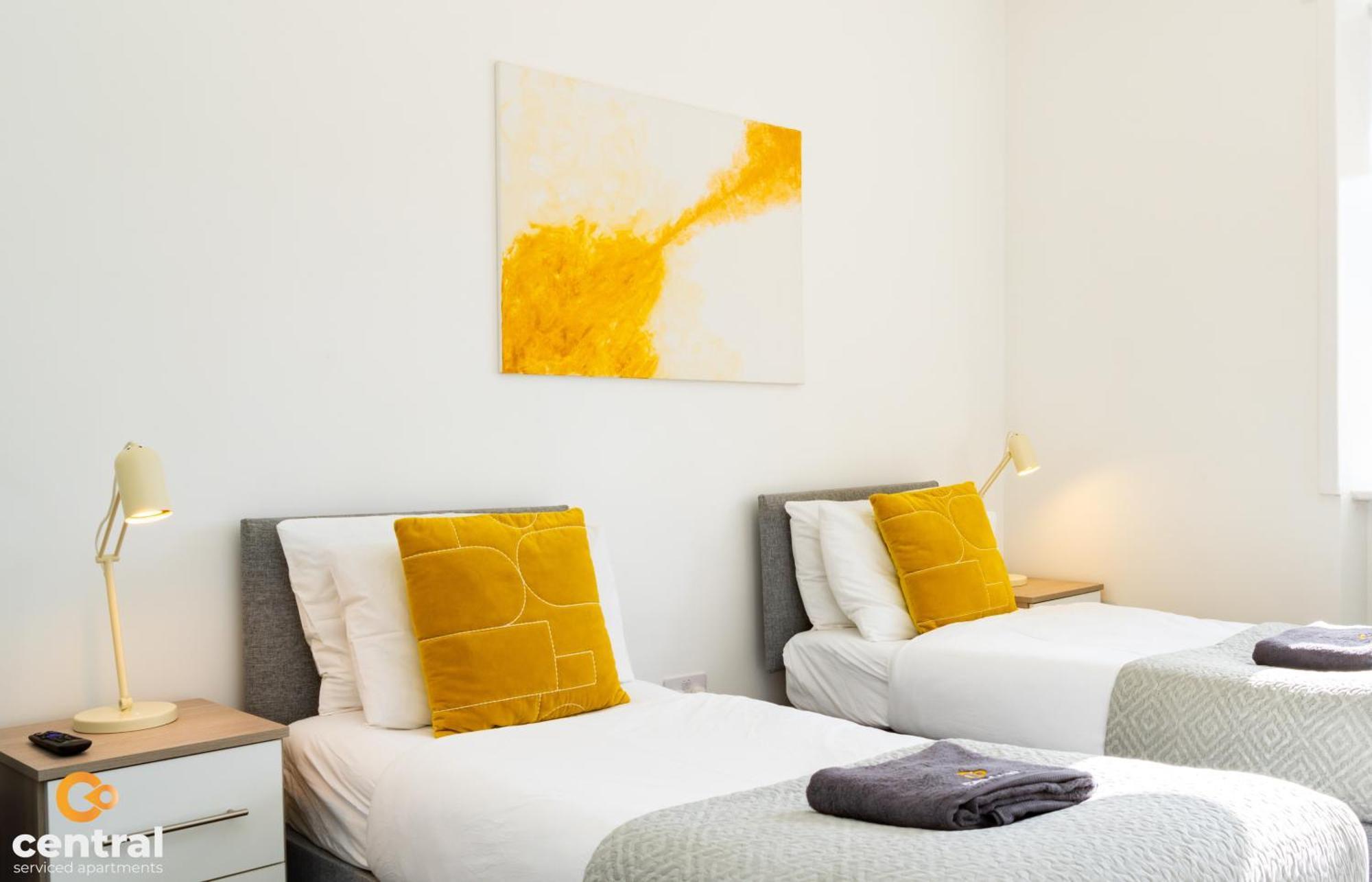 Central Serviced Apartments - 2 Bedroom - Free Street Parking - Fast Wifi - Smart Tvs In All Rooms - Ground Level - Family Neighbourhood - 3 X Double Beds - Heating 24-7 - Trade Stays - Weekly & Monthly Offers Νταντί Εξωτερικό φωτογραφία