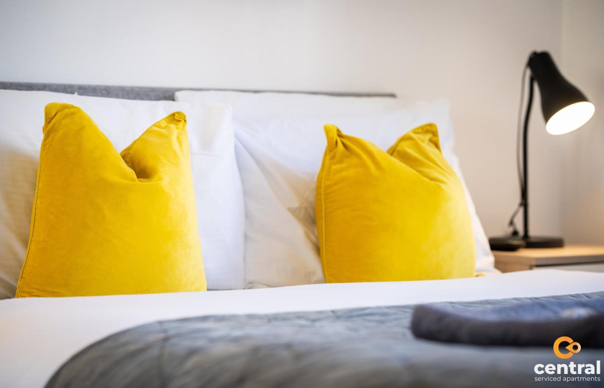 Central Serviced Apartments - 2 Bedroom - Free Street Parking - Fast Wifi - Smart Tvs In All Rooms - Ground Level - Family Neighbourhood - 3 X Double Beds - Heating 24-7 - Trade Stays - Weekly & Monthly Offers Νταντί Εξωτερικό φωτογραφία