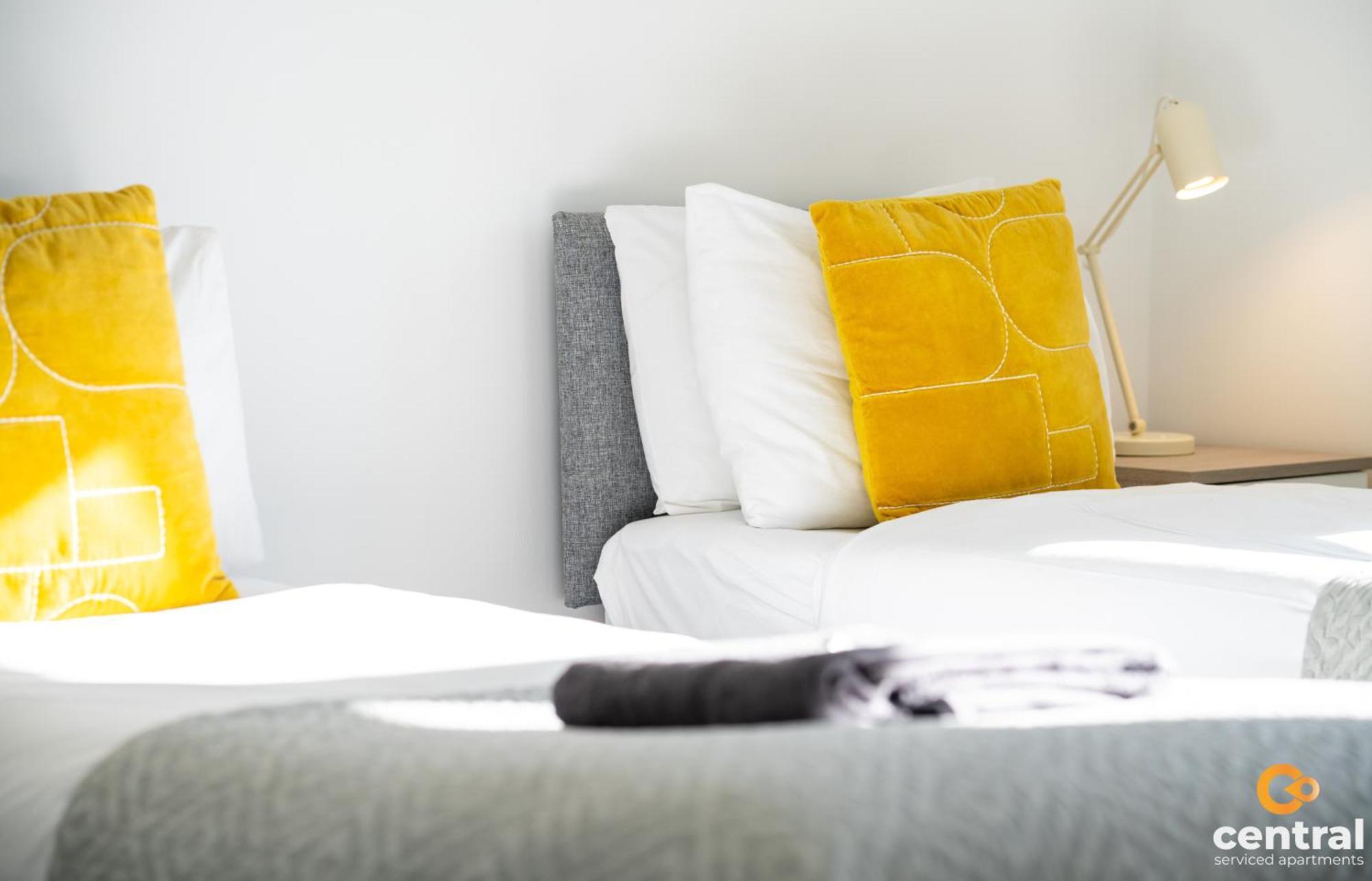 Central Serviced Apartments - 2 Bedroom - Free Street Parking - Fast Wifi - Smart Tvs In All Rooms - Ground Level - Family Neighbourhood - 3 X Double Beds - Heating 24-7 - Trade Stays - Weekly & Monthly Offers Νταντί Εξωτερικό φωτογραφία